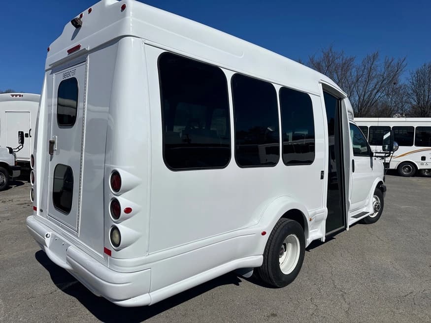 2009 GMC C3500 Turtle Top Shuttle Bus - Image 2