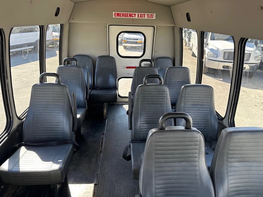 2009 GMC C3500 Turtle Top Shuttle Bus - Image 4