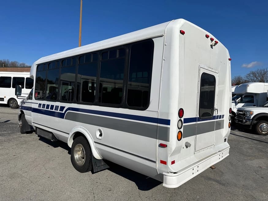 2010 Ford E450 ElDorado Aerotech Shuttle Bus - Image 2