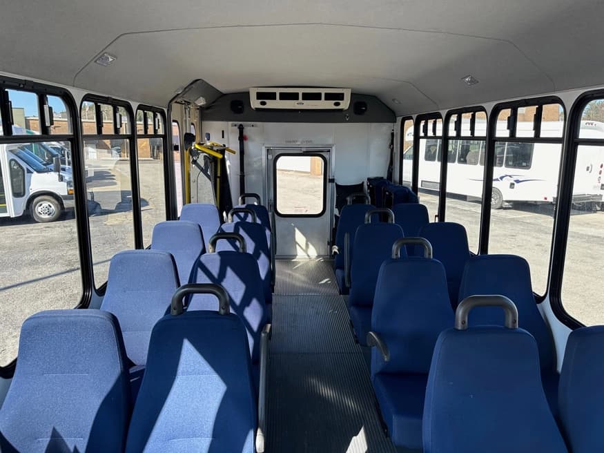 2010 Ford E450 ElDorado Aerotech Shuttle Bus - Image 4