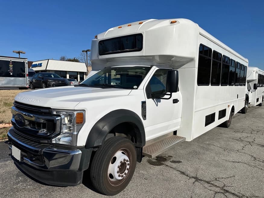 2021 Ford F550 Glaval Entourage Shuttle Bus - Image 1