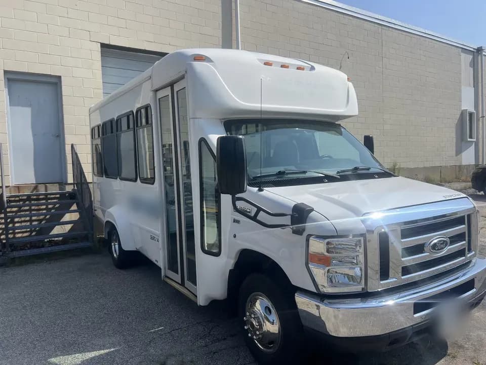 2016 Ford E350 Shuttle Bus - Image 3
