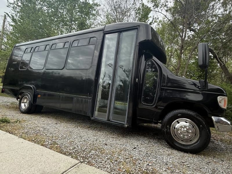 2002 Ford E450 Shuttle Bus - Image 1