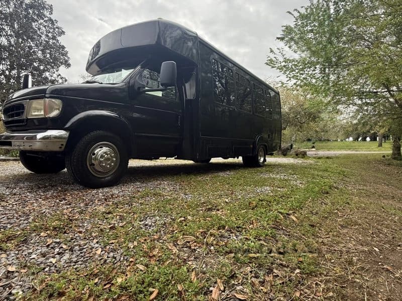 2002 Ford E450 Shuttle Bus - Image 4
