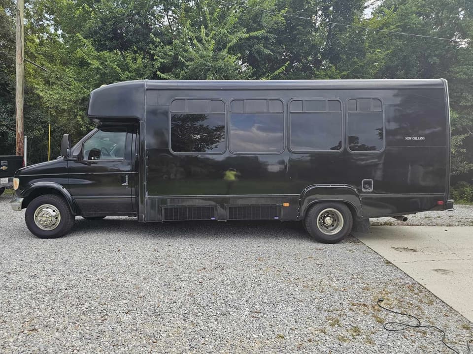 2002 Ford E450 Shuttle Bus - Image 6