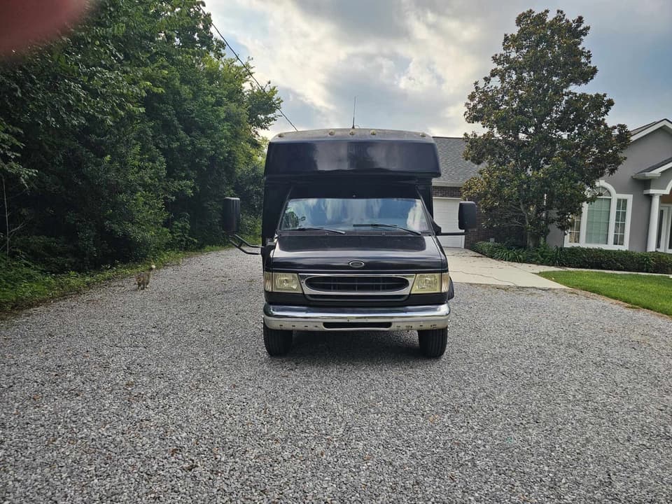 2002 Ford E450 Shuttle Bus - Image 2