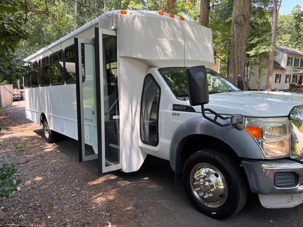 2 AVAILABLE 2011 Ford F-550 32 PASS - Image 2