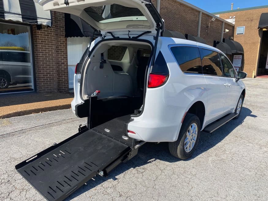 2025 Chrysler Voyager/FR Van - Image 4