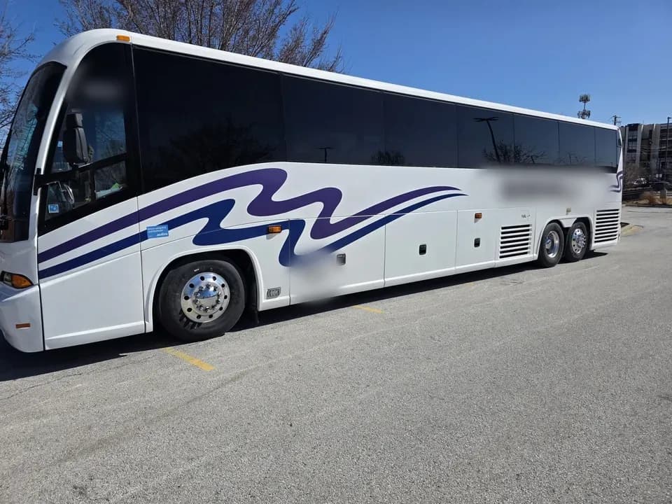 2006 MCI J4500 Coach Bus - Image 1