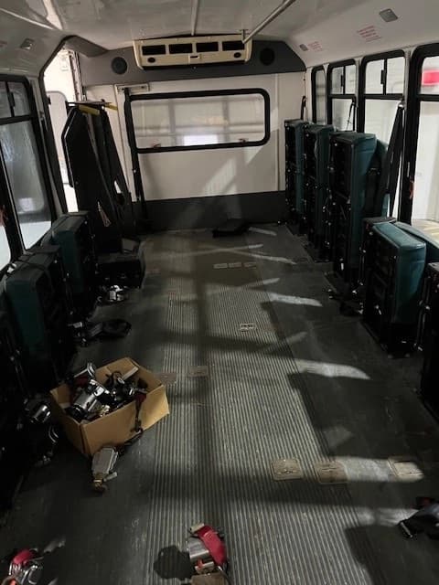 2004 Ford Eldorado Aerotech Van - Image 2