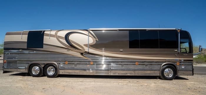 2005 Prevost Liberty Elegant Lady XLII Motorcoach - Image 2