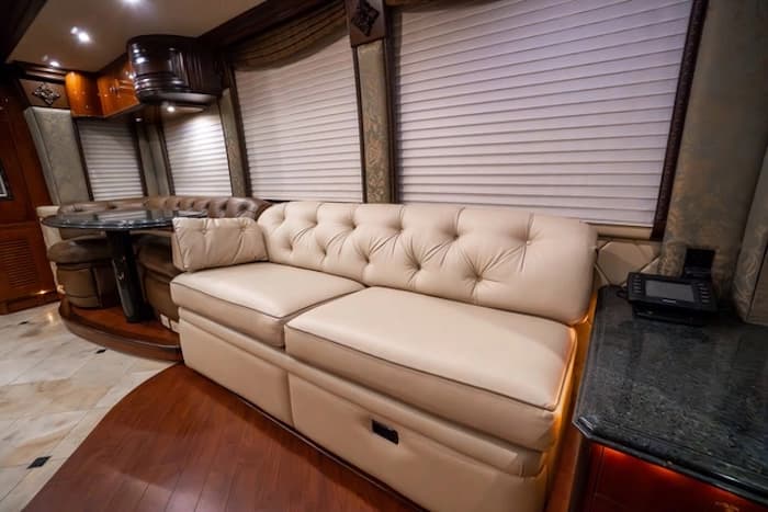 2005 Prevost Liberty Elegant Lady XLII Motorcoach - Image 11