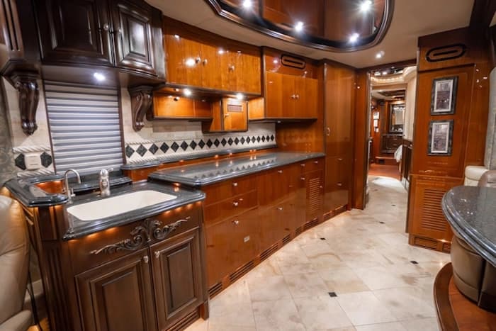 2005 Prevost Liberty Elegant Lady XLII Motorcoach - Image 12