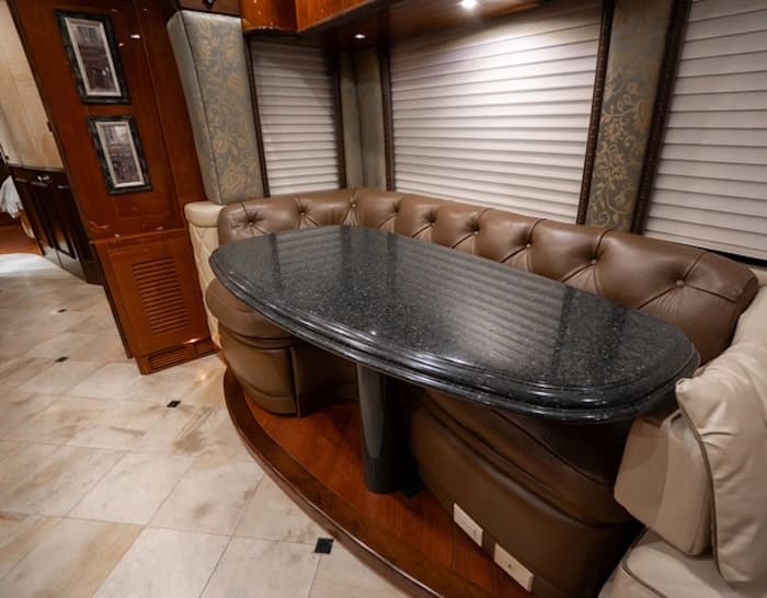 2005 Prevost Liberty Elegant Lady XLII Motorcoach - Image 13