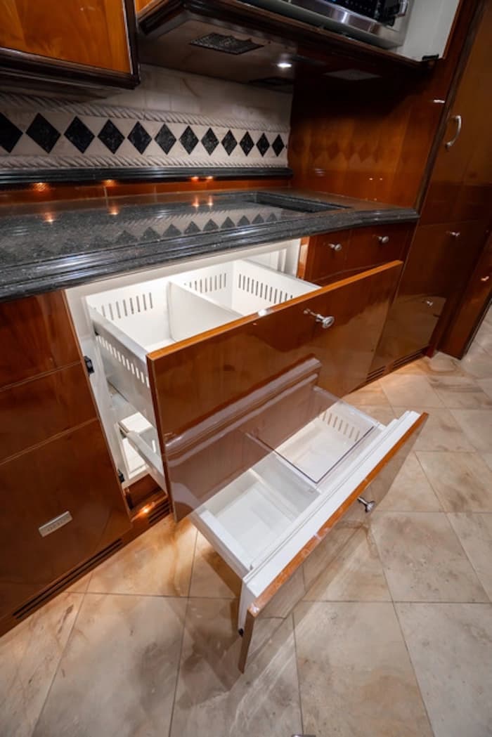 2005 Prevost Liberty Elegant Lady XLII Motorcoach - Image 16