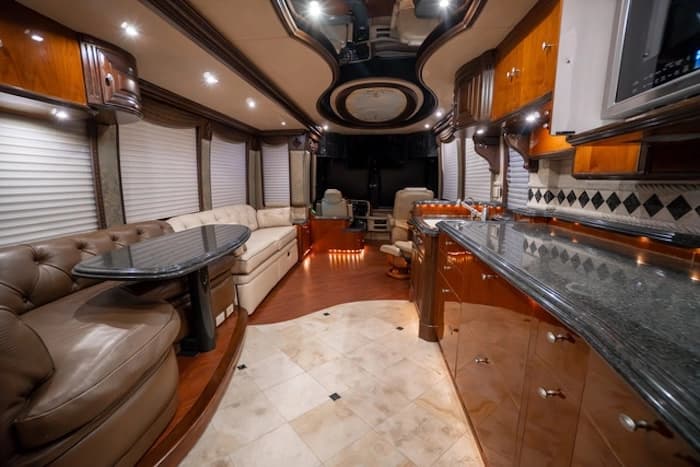 2005 Prevost Liberty Elegant Lady XLII Motorcoach - Image 18