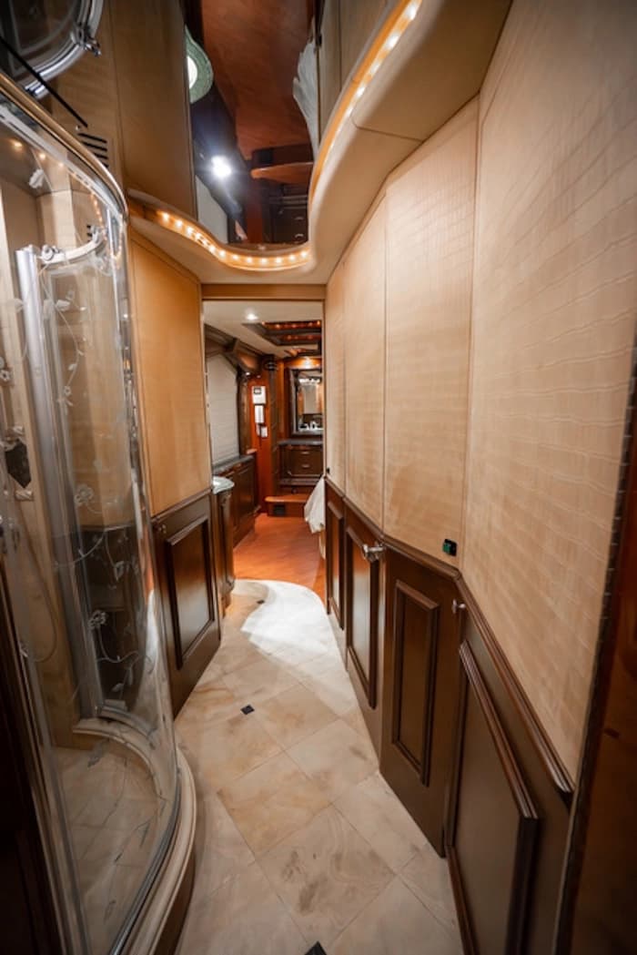 2005 Prevost Liberty Elegant Lady XLII Motorcoach - Image 20