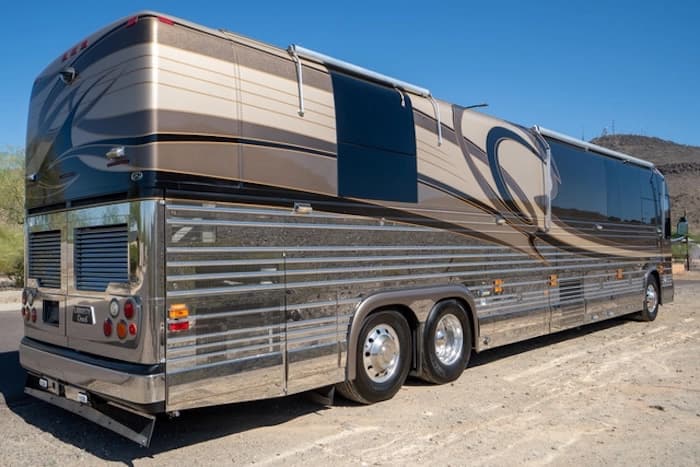 2005 Prevost Liberty Elegant Lady XLII Motorcoach - Image 3