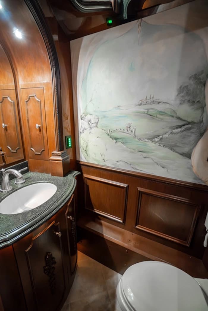 2005 Prevost Liberty Elegant Lady XLII Motorcoach - Image 21