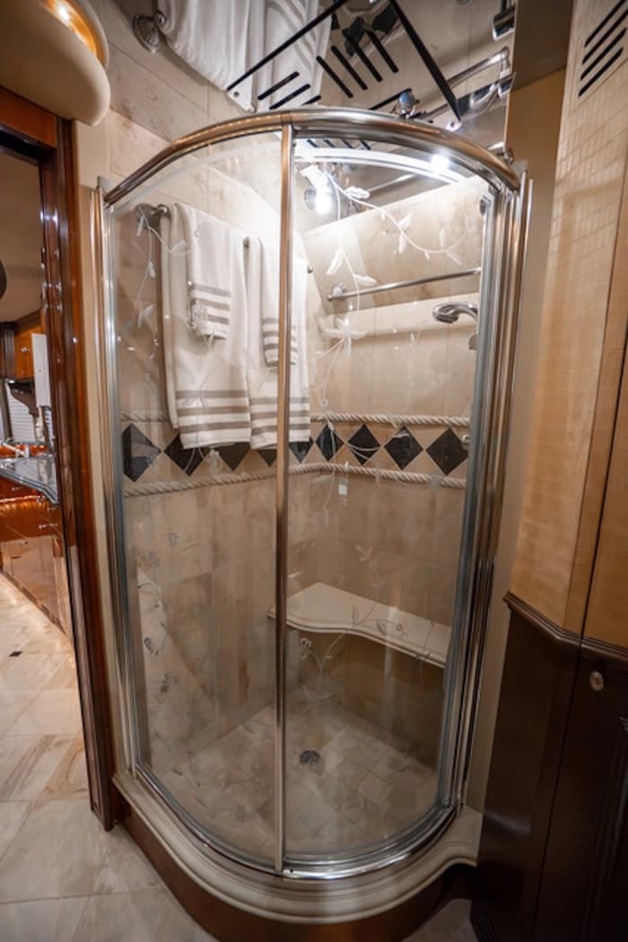 2005 Prevost Liberty Elegant Lady XLII Motorcoach - Image 22