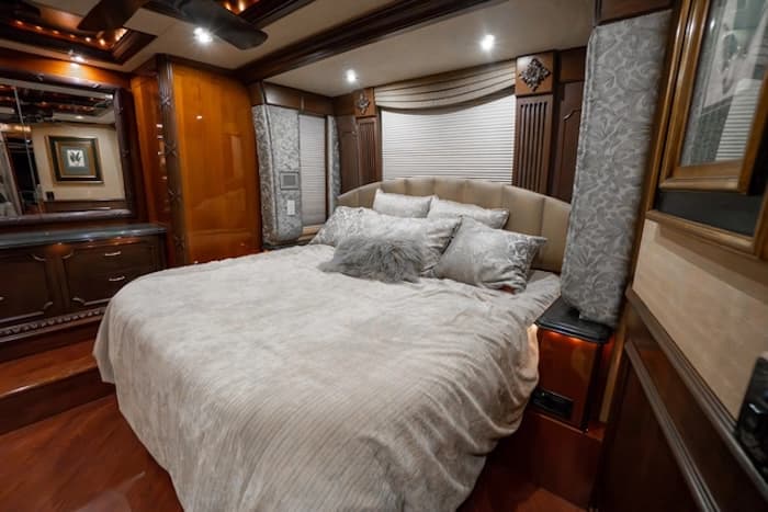 2005 Prevost Liberty Elegant Lady XLII Motorcoach - Image 24