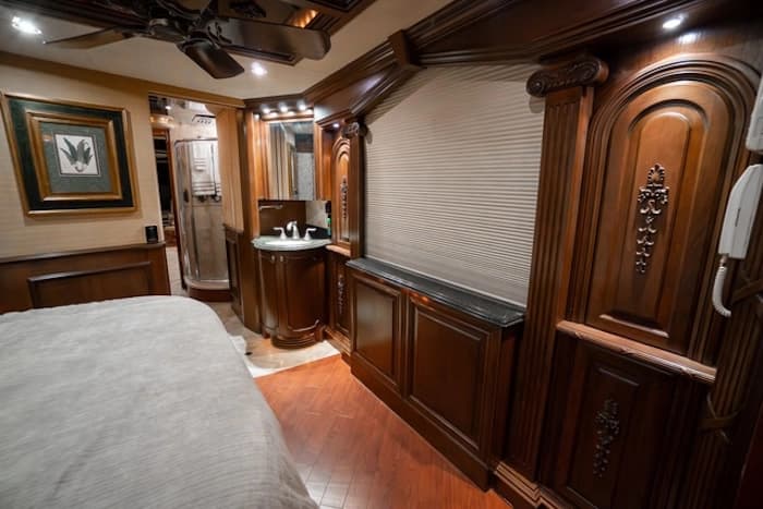 2005 Prevost Liberty Elegant Lady XLII Motorcoach - Image 25