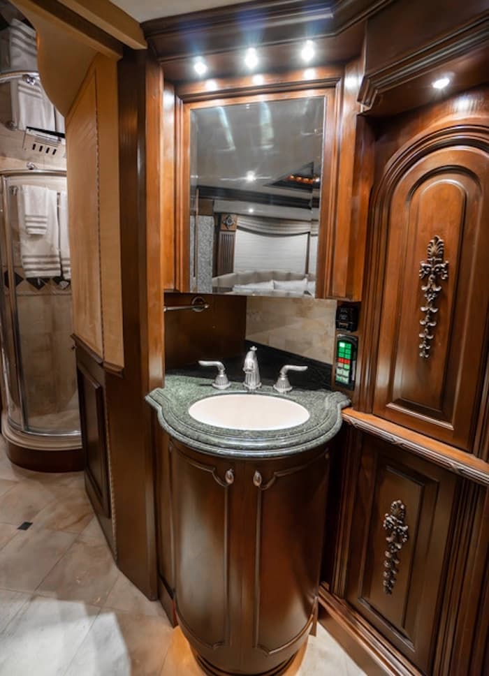 2005 Prevost Liberty Elegant Lady XLII Motorcoach - Image 26