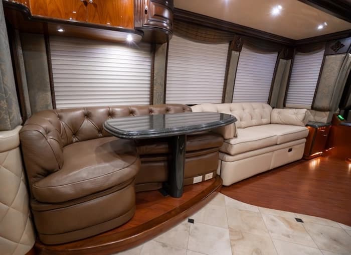 2005 Prevost Liberty Elegant Lady XLII Motorcoach - Image 27