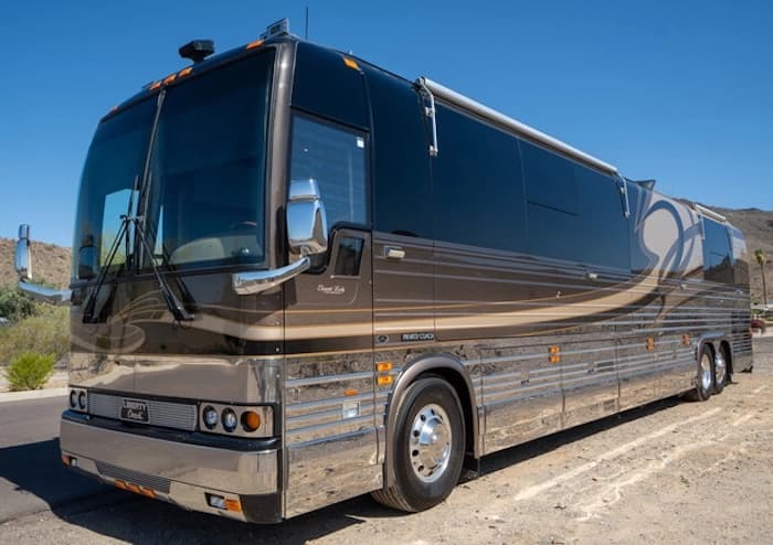 2005 Prevost Liberty Elegant Lady XLII Motorcoach - Image 5