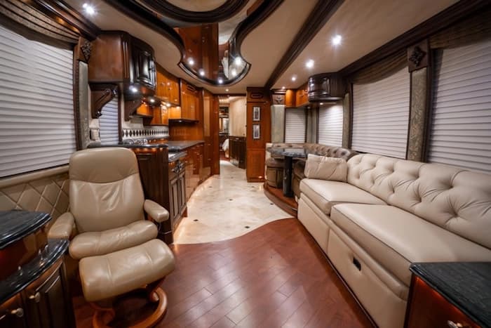 2005 Prevost Liberty Elegant Lady XLII Motorcoach - Image 9