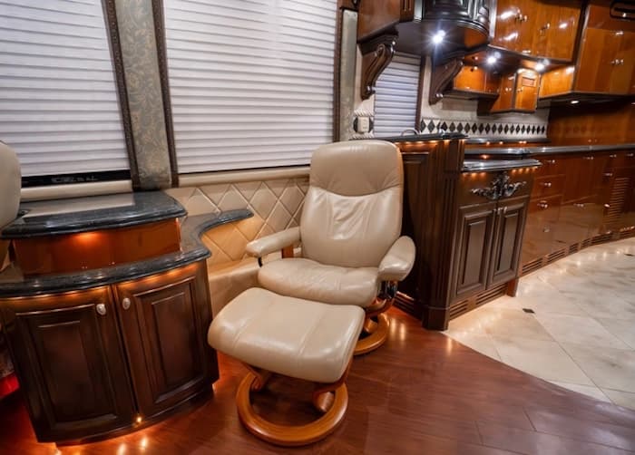2005 Prevost Liberty Elegant Lady XLII Motorcoach - Image 10