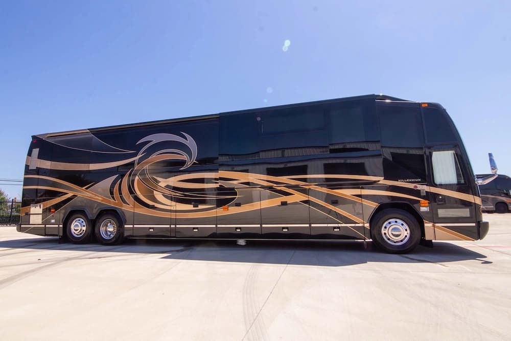 2010 Prevost Millennium H3-45 Motorcoach - Image 1