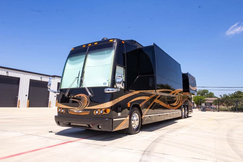 2010 Prevost Millennium H3-45 Motorcoach - Image 2