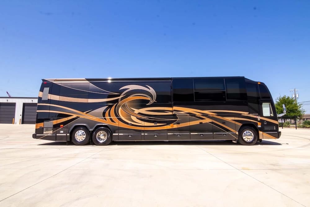 2010 Prevost Millennium H3-45 Motorcoach - Image 19