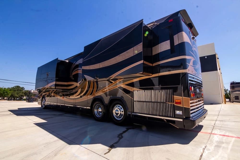 2010 Prevost Millennium H3-45 Motorcoach - Image 29