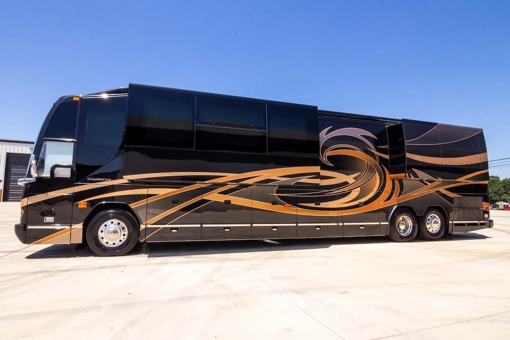 2010 Prevost Millennium H3-45 Motorcoach - Image 4