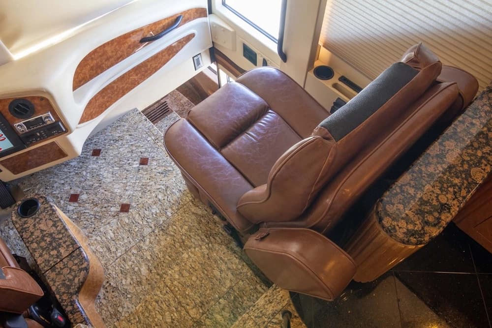 2010 Prevost Millennium H3-45 Motorcoach - Image 34