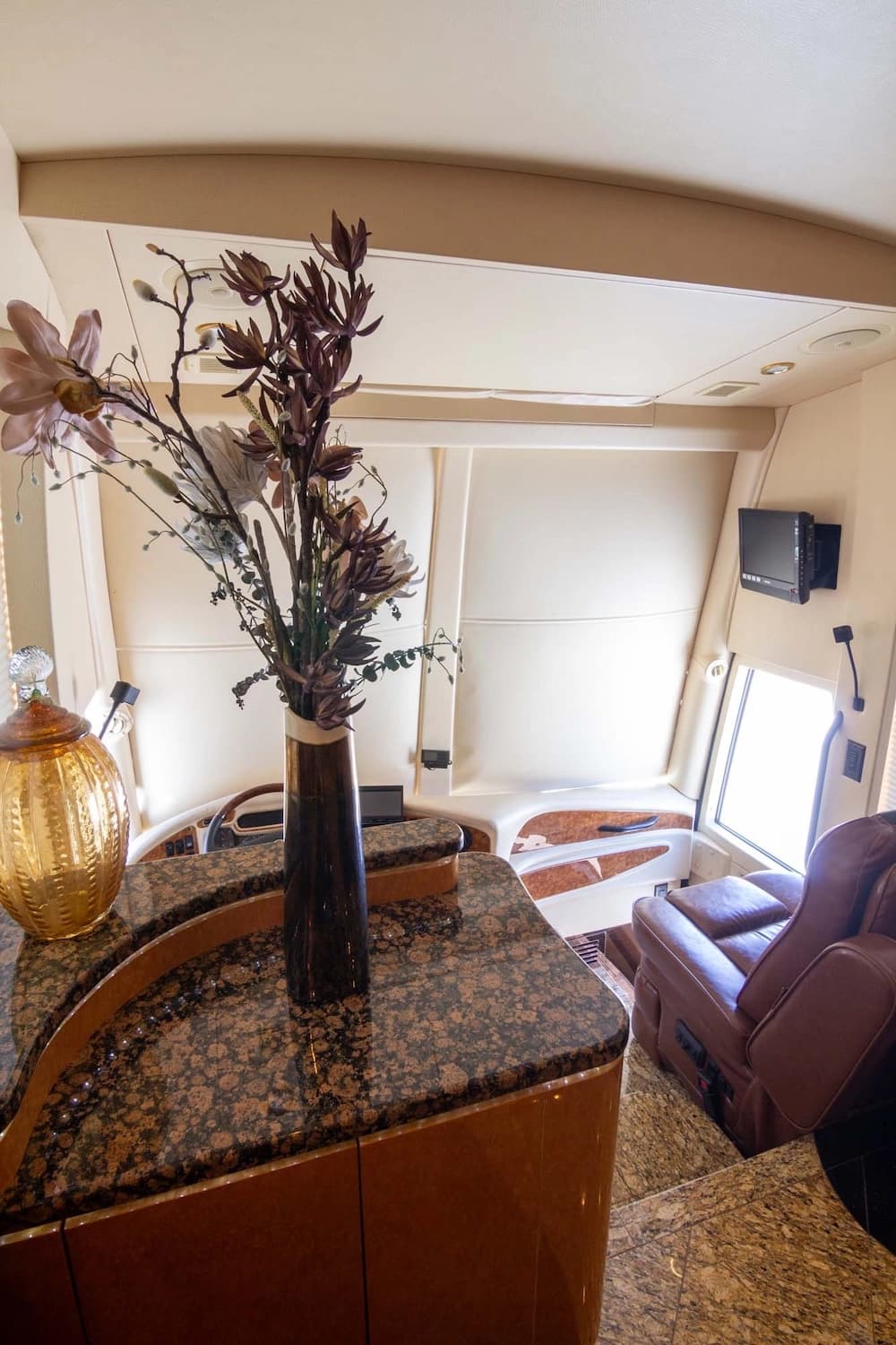 2010 Prevost Millennium H3-45 Motorcoach - Image 37