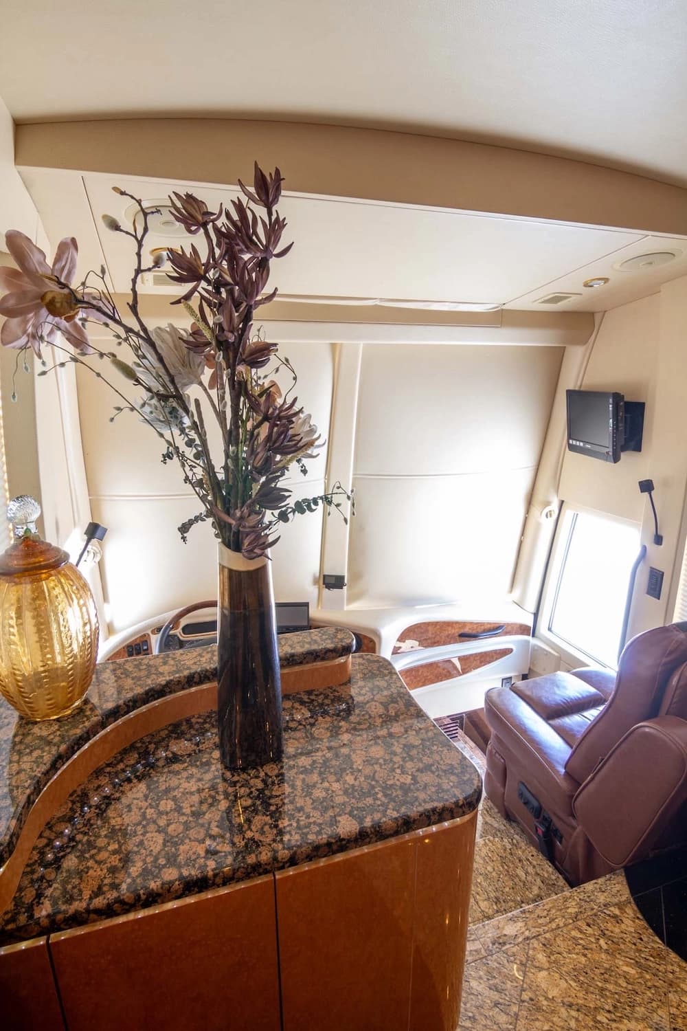 2010 Prevost Millennium H3-45 Motorcoach - Image 38