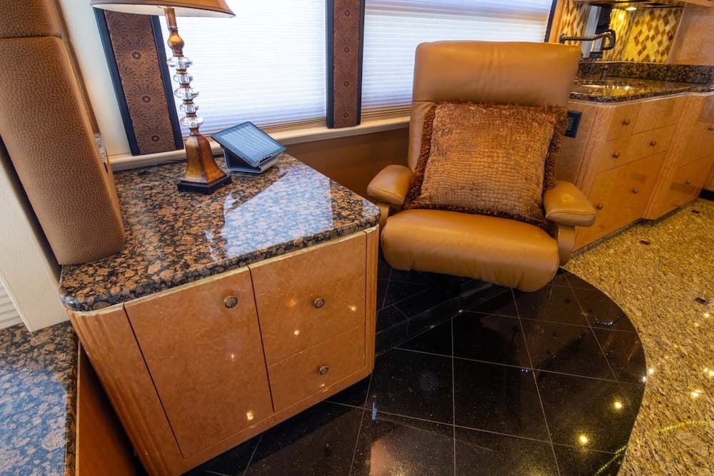 2010 Prevost Millennium H3-45 Motorcoach - Image 40