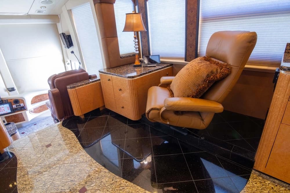 2010 Prevost Millennium H3-45 Motorcoach - Image 41