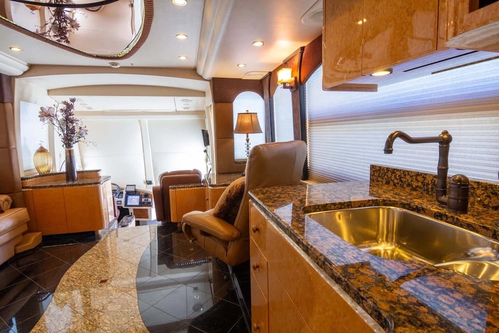 2010 Prevost Millennium H3-45 Motorcoach - Image 43