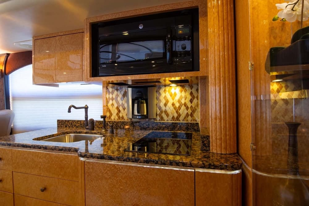 2010 Prevost Millennium H3-45 Motorcoach - Image 44