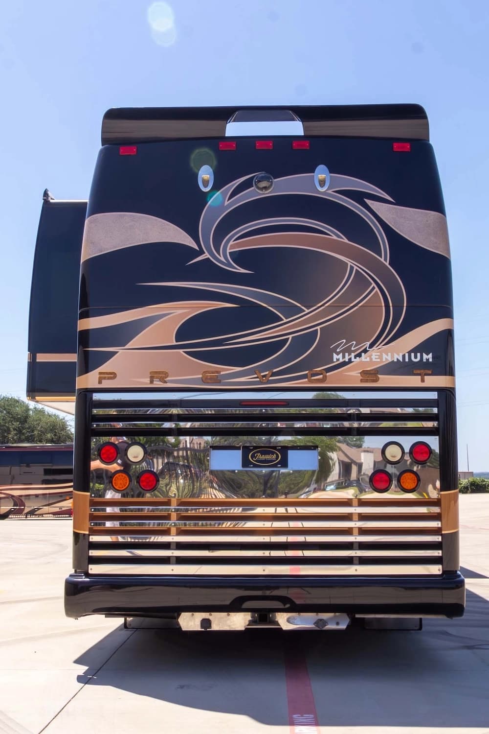 2010 Prevost Millennium H3-45 Motorcoach - Image 9