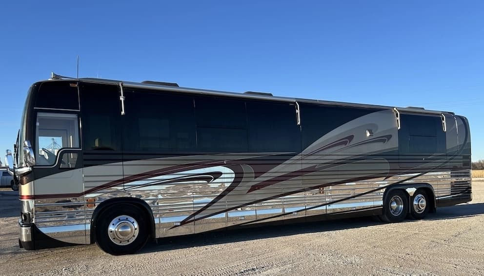 2002 Prevost Country Coach XLII Motorcoach - Image 1