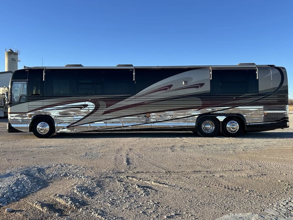 2002 Prevost Country Coach XLII Motorcoach - Image 2
