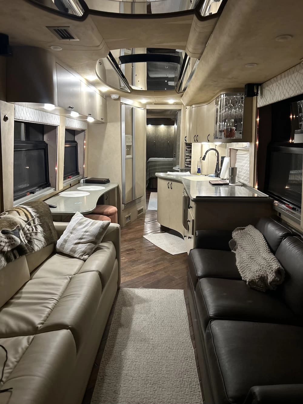 2002 Prevost Country Coach XLII Motorcoach - Image 11