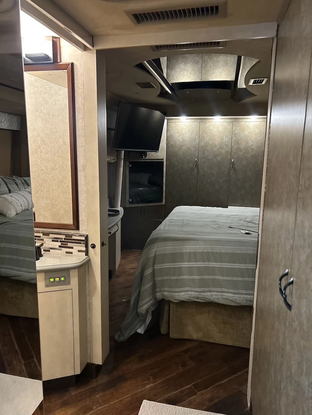2002 Prevost Country Coach XLII Motorcoach - Image 13