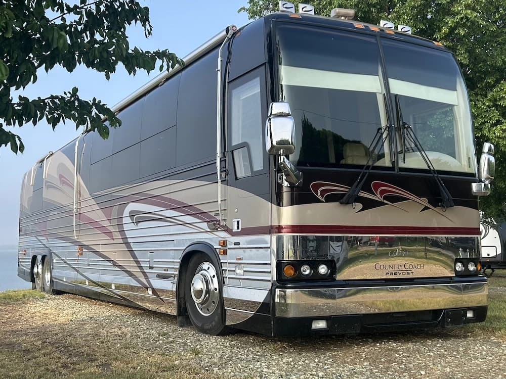 2002 Prevost Country Coach XLII Motorcoach - Image 15