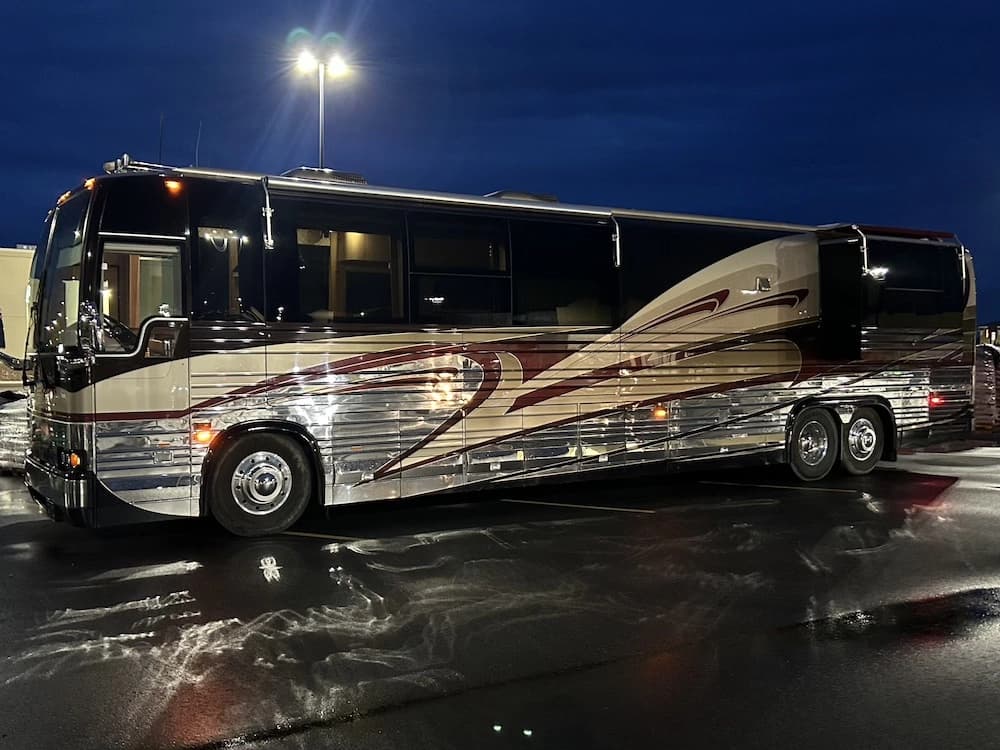 2002 Prevost Country Coach XLII Motorcoach - Image 17